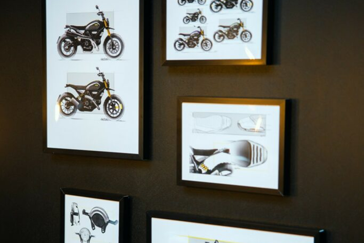 RR24I được trang bị bộ bánh xe độc đáo với lốp Pirelli Scorpion Rally bám đường và có tấm chắn bùn nổi bật ở phía trước.