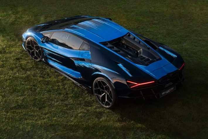 Chủ tịch kiêm CEO Lamborghini là ông Stephan Winkelmann cho biết: “Chiếc siêu xe Lamborghini Revuelto Opera Unica độc đáo tôn vinh sự đổi mới, sáng tạo và nghệ thuật vốn có trong trái tim của thương hiệu chúng tôi.