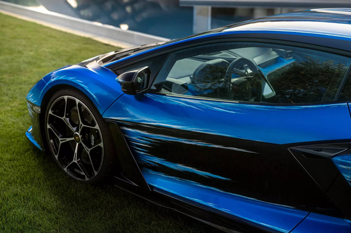 Chiếc siêu xe Lamborghini Revuelto hybrid đặc biệt này được bộ phận cá nhân hóa Ad Personam của Lamborghini chế tạo cùng với sự trợ giúp của Centro Stile, đơn vị chịu trách nhiệm thiết kế chung của hãng.