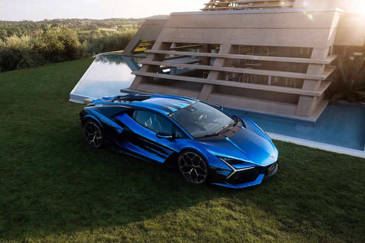 Lamborghini luôn được biết đến là hãng xe rất hay thể hiện tinh thần nghệ sĩ khi liên tục cho giới thiệu những phiên bản giới hạn bắt mắt như Lamborghini Revuelto Opera Unica và biến nó thành một trong những mẫu siêu xe độc nhất.