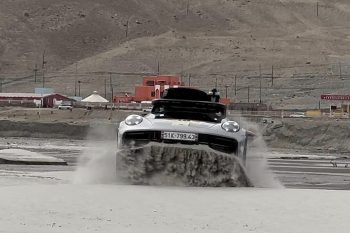 Nghỉ ngơi vài tháng, mới đây, đại gia này lại lái Porsche 911 Dakar đến Đà Nẵng, và sau đó lại sang Trung Quốc cho hành trình 5 không kể trên.