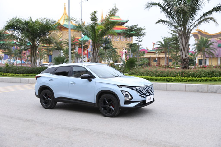 Xe còn có các tiện nghi cao cấp khác như: ghế chỉnh điện, sưởi ghế, điều hòa tự động 2 vùng độc lập và dàn âm thanh Sony chất lượng cao. Cung cấp sức mạnh cho Omoda C5 có động cơ 1.5L tăng áp cho công suất 145 mã lực và mô-men xoắn cực đạt 210 Nm.