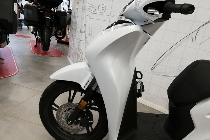 Honda SH 150i 2024 màu mới vẫn được trang bị động cơ dung tích 156,9 phân khối, làm mát bằng dung dịch, phun xăng điện tử, công suất 16,6 mã lực tại 8.500 vòng/phút, mô-men xoắn cực đại 14,8 Nm tại 6.500 vòng/phút.