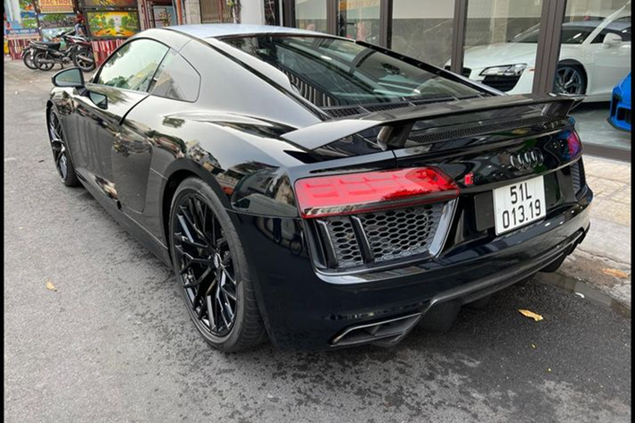 Audi R8 V10 Plus dùng chung động cơ V10 hút khí tự nhiên dung tích 5.2 lít với “đối thủ” Lamborghini Huracan LP610-4, do cả 2 xe đều của tập đoàn Volkswagen. Cỗ máy này cho sức mạnh 602 mã lực và mô-men xoắn tối đa 560 Nm, đi kèm hệ dẫn động 4 bánh AWD cùng hộp số tự động 7 cấp.