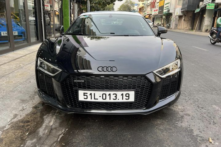 Màu sơn nguyên bản của siêu xe Audi R8 V10 Plus là tông đỏ tươi rực rỡ, song nó đã được ông Đặng Lê Nguyên Vũ chuyển sang màu đen cùng chữ UN bên sườn nhằm tạo sự đồng nhất với bộ sưu tập xe của mình, gồm bốn màu chủ đạo: xanh quân đội, đen, bạc và trắng.