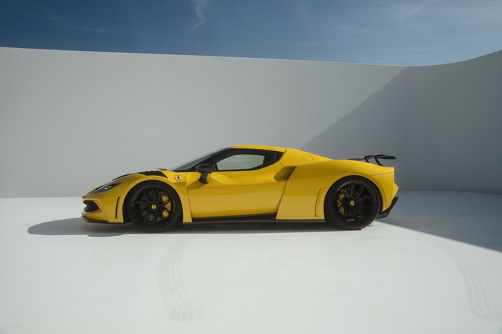 Ở phần cản trước, Ferrari 296 độ Novitec N-Largo được trang bị phần cản mới kết hợp với những chi tiết nguyên bản, tuy nhiên hai bên cản được mở rộng hơn và được trang bị thêm một phần líp ốp phía dưới nhằm ăn nhập với phần thân xe được mở rộng.