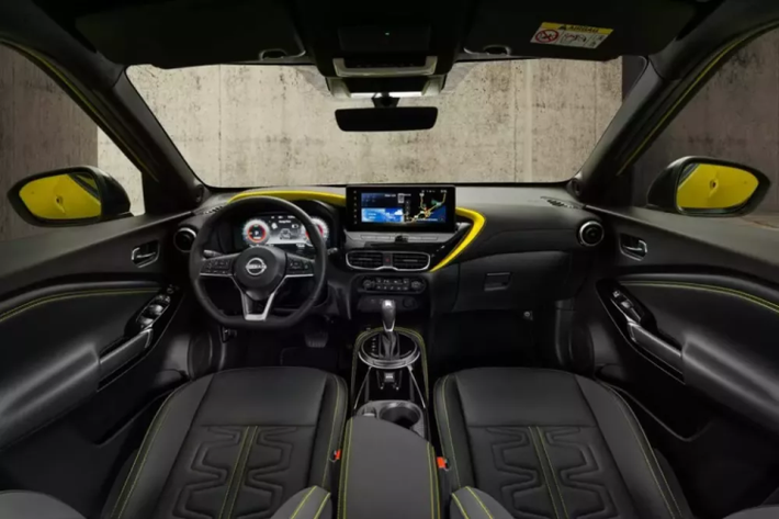 Ở bản N-Sport cao cấp nhất, xe được bổ sung những chi tiết màu đen cho phù hợp với hình ảnh thể thao như nóc, các cột bên sườn, vành la-zăng, ốp cua lốp, ốp gương chiếu hậu và lưới tản nhiệt.