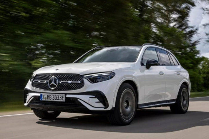 Theo đó, mẫu xe SUV Mercedes GLC 350e PHEV 2025 mới có 3 phiên bản gồm: Standard, Exclusive, Pinnacle. Mức giá xe Mercedes GLC 350e PHEV 2025 lần lượt là 59.900 USD (1,496 tỷ đồng), 61.550 USD (khoảng 1,537 tỷ đồng), 63.500 USD (khoảng 1,586 tỷ đồng).