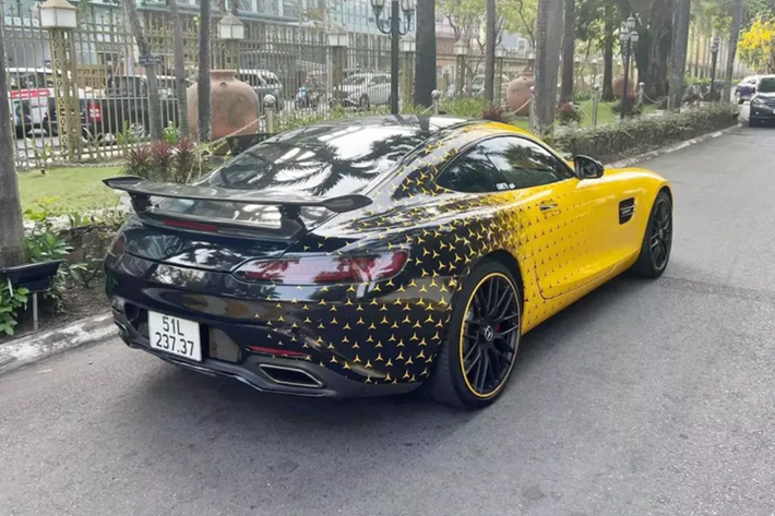 Được biết, chỉ sau vài tiếng rao bán, chiếc xe thể thao Mercedes-AMG GT S 2015 biển cặp này đã tìm thấy người mua mới, và nếu bạn tò mò muốn biết ai đã nhanh chóng chốt đơn nó, thì đó chính là 1 nhà sưu tập xe hàng đầu tại Việt Nam.