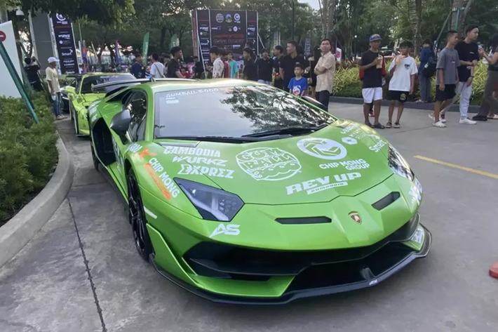 Được biết, hãng siêu xe nước Pháp chỉ sản xuất tổng cộng 60 chiếc Bugatti Chiron Super Sport trên toàn thế giới đi kèm mức giá bán lên đến 3,9 triệu đô la, tương đương khoảng 90 tỷ đồng, cao hơn 1,3 triệu đô la so với bản tiêu chuẩn và ước tính trên 20 xe đang có mặt tại châu Á.