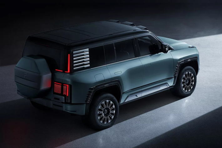 Leopard 8 sẽ là một trong những mẫu SUV off-road mạnh mẽ nhất hiện nay. Dưới nắp capo của mẫu xe này là hệ truyền động hybrid bao gồm máy xăng 2.0L Turbo với công suất cực đại 272 mã lực đi kèm hai động cơ điện đặt ở trục trước và sau, công suất lần lượt là 200 kW và 300 kW.