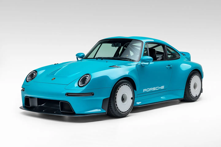 Chiếc xe Gunther Werks GWR Porsche 911 hoài cổ này đã được giới thiệu tại Tuần lễ xe hơi Monterey gần đây ở California. Chiếc 911 này sở hữu phần thân xe nhẹ được làm hoàn toàn từ sợi carbon, từ đây duy trì trọng lượng tổng thể của xe chỉ ở mức 1.080 kg.