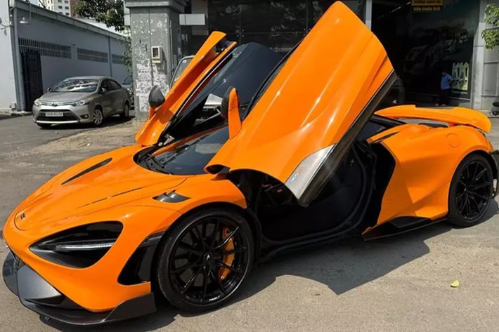 Sau khi thông tin chiếc xe McLaren 765LT của đại gia Kiên Giang được rao bán, 1 người chuyên sửa xe cũng như mua bán xe đã qua sử dụng ở Sài thành đã nhanh chóng vào việc, mang chiếc McLaren 765LT này về garage của mình.