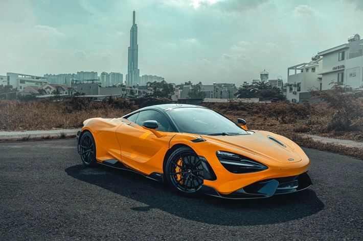 Ngoại thất xe có màu sơn cam McLaren quen thuộc cùng nhiều chi tiết phối carbon, xe sở hữu la-zăng 10 chấu đơn sơn đen cùng kẹp phanh màu cam và logo 765LT khắc trên viền mâm. Nội thất xe có tông màu tối với da Alcantara kết hợp cùng carbon và các viền cam hay dây đai an toàn cũng hoàn thành với màu cam ở ngoại thất.