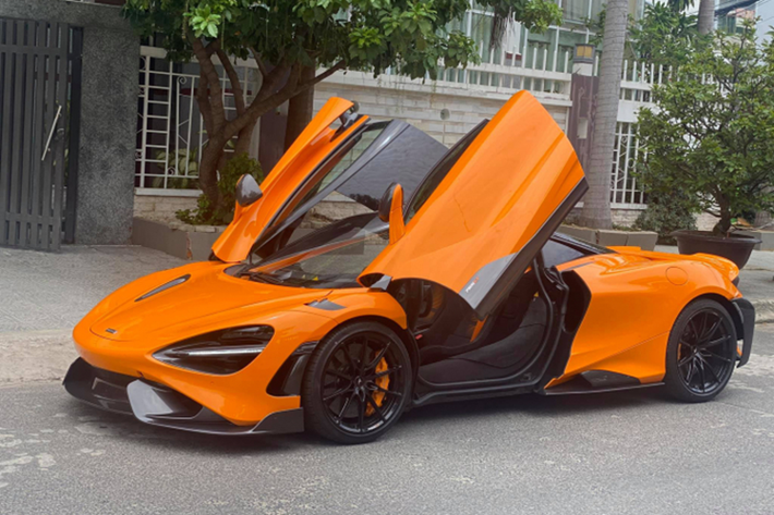 McLaren 765LT vẫn sở hữu khối động cơ V8, tăng áp kép, dung tích 4.0 lít như McLaren 720S nhưng lại có thêm 45 mã lực ở công suất động cơ giúp xe có đến 755 "con ngựa" và mô-men xoắn cực đại 800 Nm. Phiên bản giới hạn này chỉ mất thời gian 2,8 giây để tăng tốc lên 100 km/h từ vị trí xuất phát trước khi đạt vận tốc tối đa 330 km/h.
