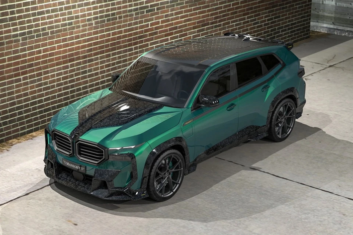 Nhìn từ phương ngang, chiếc SUV BMW XM độ Mansory nặng gần 2,8 tấn trở nên thể thao hơn nhờ vào bộ mâm đúc 5 chấu kép, ốp hông bằng sợi carbon đúc và hệ thống treo được hạ thấp.