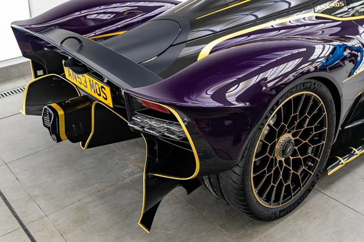 Aston Martin Valkyrie được trang bị động cơ V12 hút khí tự nhiên 6.5L công suất 1.015 mã lực. Kết hợp cùng cơ cấu hybrid, sức mạnh tối đa có thể lên đến 1.156 mã lực và mô-men xoắn cực đại 900 Nm.