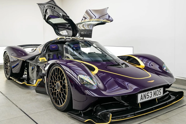 Vào cuối tháng 1/2024, một chiếc Aston Martin Valkyrie hàng thửa vừa được bàn giao cho Pasin Lathouras, một nhà sưu tập xe nổi tiếng đồng thời là trợ lý Giám đốc Điều hành của tập đoàn Naraya (Thái Lan).