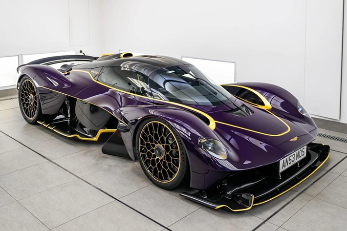 Aston Martin chỉ sản xuất giới hạn 150 chiếc Valkyrie cùng mức giá khởi điểm khoảng 3,3 triệu USD. Với hàng loạt tùy chọn đắt giá, mức giá cuối cùng của chiếc Valkyrie Anemos sẽ vượt quá 4 triệu USD.