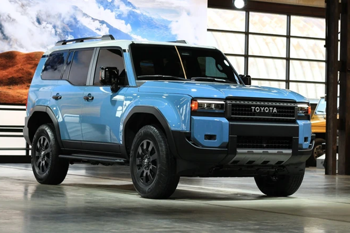 Trong khi đó, gói Toyota Teammate ADAS phức tạp hơn chỉ dành cho các bản cao cấp. Giá xe Toyota Land Cruiser Prado 2024 tại Nhật Bản sẽ dao động từ 5,2 - 7,85 triệu Yên (khoảng 853 triệu đến 1,28 tỷ đồng). Xe có 2 cấu hình nội thất là 5 chỗ và 7 chỗ ngồi.