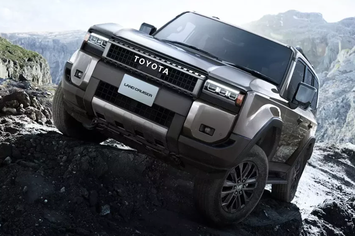 Không có gì ngạc nhiên khi Toyota Land Cruiser Prado 2024 dành cho Nhật Bản sở hữu ngoại hình giống với xe ở Bắc Mỹ và châu Âu. Được phát triển dựa trên cơ sở gầm bệ TNGA-F, mẫu xe này sở hữu kích thước dài x rộng x cao lần lượt là 4.925 x 1.980 x 1.870 mm và chiều dài cơ sở 2.850 mm.