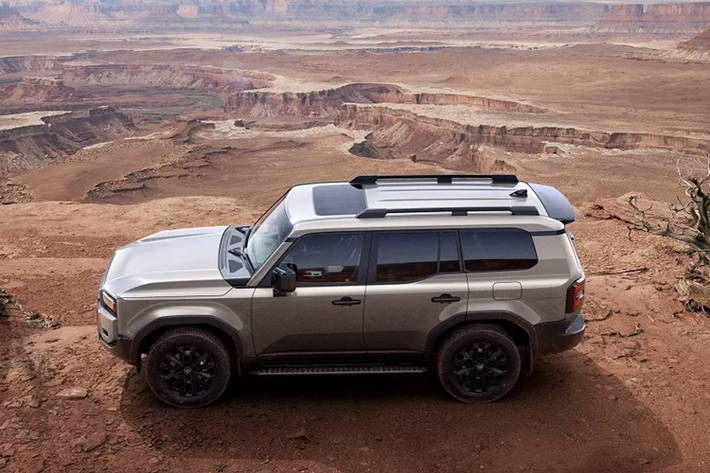 Tại xứ sở hoa anh đào, Toyota Land Cruiser Prado 2024 sẽ được gọi bằng cái tên riêng là Land Cruiser 250 Series. Được miêu tả như sản phẩm cốt lõi của dòng xe Toyota Land Cruiser, mẫu xe việt dã này sẽ được phân phối cùng 2 người anh em Land Cruiser 300 Series và 70 Series.