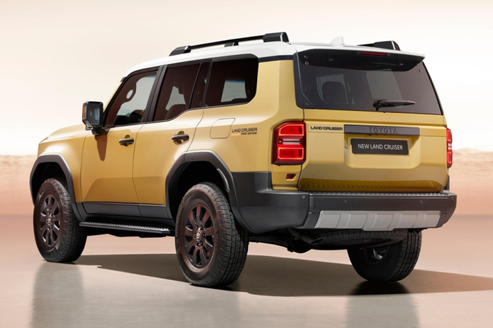 Theo kế hoạch, vào khoảng tháng 7 năm nay, Toyota Land Cruiser Prado 2024 cũng sẽ chính thức ra mắt Việt Nam. Các đại lý ở Việt Nam hiện đã nhận cọc cho mẫu xe này. Toyota Land Cruiser Prado 2024 tại Việt Nam được đồn là sẽ dùng động cơ xăng tăng áp 2.4L mới.