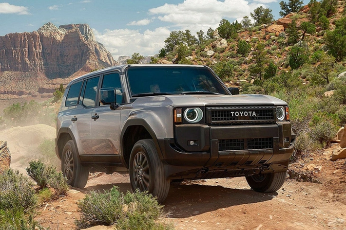 Điểm khác biệt của Toyota Land Cruiser Prado 2024 tại Nhật Bản so với xe ở Bắc Mỹ và châu Âu chính là động cơ. Theo đó, mẫu xe này không dùng động cơ hybrid ở xứ sở hoa anh đào. Nằm bên dưới nắp ca-pô của Toyota Land Cruiser Prado 2024 ở Nhật Bản là 2 tùy chọn động cơ khá quen thuộc với người Việt.