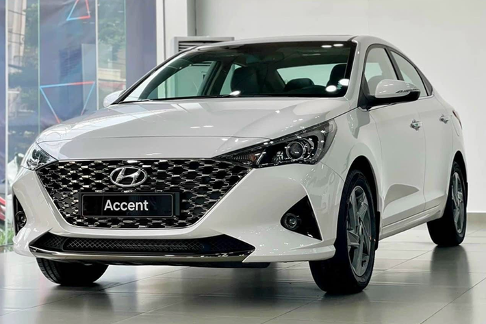 Nội thất các phiên bản cao cấp được bọc da, vô lăng bọc da tích hợp điều khiển đa chức năng, điều hòa tự động, cửa sổ trời, cửa gió hàng ghế sau, đèn pha tự động, gạt mưa tự động, gương chiếu hậu chống chói tự động, cốp sau mở điện thông minh.