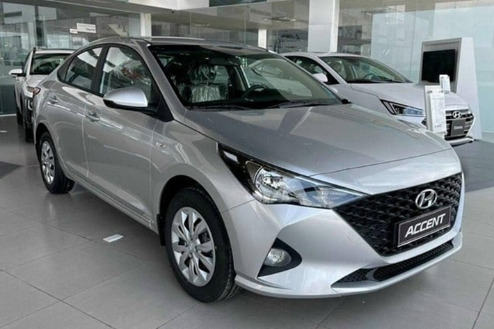 Cụ thể mức giá sốc được một đại lý Hyundai tại miền Bắc công bố như sau: Hyundai Accent MT 2023 bản tiêu chuẩn: 370 triệu đồng (giảm 56 triệu đồng). Accent MT : 413 triệu đồng (giảm 59 triệu đồng). Accent AT: 455 triệu đồng (giảm 46 triệu đồng). Accent AT Đặc biệt: 495 triệu đồng (giảm 47 triệu đồng)