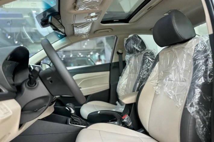 Không gian nội thất Hyundai Accent hiện đại với triết lý HMI và màn hình giải trí đặt nổi trên bảng táp lô, kích thước 8 inch và tích hợp Apple CarPlay, Android Auto, đi kèm âm thanh 6 loa. Đồng hồ lái cũng nâng cấp giao diện kỹ thuật số.