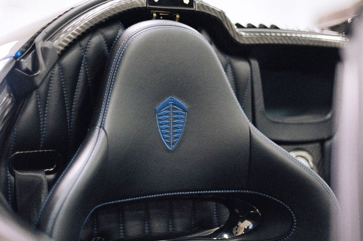 Cung cấp sức mạnh cho Koenigsegg Regera là động cơ V8, dung tích 5.0L tăng áp kép, sản sinh công suất 1.100 mã lực. Kết hợp với đó là 3 mô-tơ điện, đưa tổng công suất của xe lên 1.500 mã lực. Nhờ đó, xe có thể tăng tốc lên 100 km/h trong 2,8 giây, tốc độ tối đa lên đến 400 km/h.