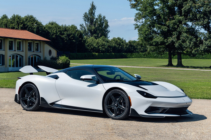 Pininfarina Battista được trang bị bốn động cơ điện sản sinh tổng công suất 1.900 mã lực và có thể tăng tốc từ 0 đến 60 dặm/giờ trong 1,79 giây và đạt tốc độ tối đa hơn 222 dặm/giờ. Ngoài phiên bản Targa độc nhất của siêu xe Battista, Automobili Pininfarina cũng đã giới thiệu mẫu xe chạy điện mới nhất của mình tại Tuần lễ xe hơi Monterey và chủ đề chính của Pininfarina Battista bản đặc biệt này được lấy cảm hứng từ chính thị trấn nhỏ Cambiano của Ý.