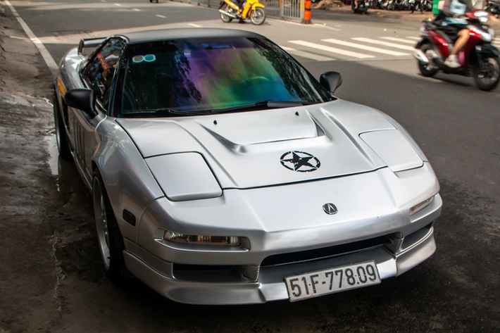 Sau khi đã sở hữu 1 chiếc xe Acura NSX đời 1991 với cặp mắt ếch, có thể thò thụt, ông "vua cà phê" Đặng Lê Nguyên Vũ tiếp tục săn lùng 1 chiếc xe khác, và tại Việt Nam các dân chơi đam mê dòng xe JDM sẽ không thể tìm ra được chiếc NSX thứ 3 nào.