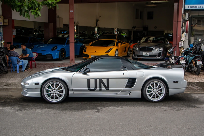 Honda đã dành 140 triệu USD cho dự án NSX, một nửa trong số đó dùng để phát triển mẫu xe và một nửa để xây dựng nhà máy lắp ráp. Mục tiêu của Honda rất rõ ràng trong việc phát triển NSX: mang đến một chiếc siêu xe đáp ứng được nhu cầu lái xe hàng ngày, ít hỏng vặt và dễ lái.