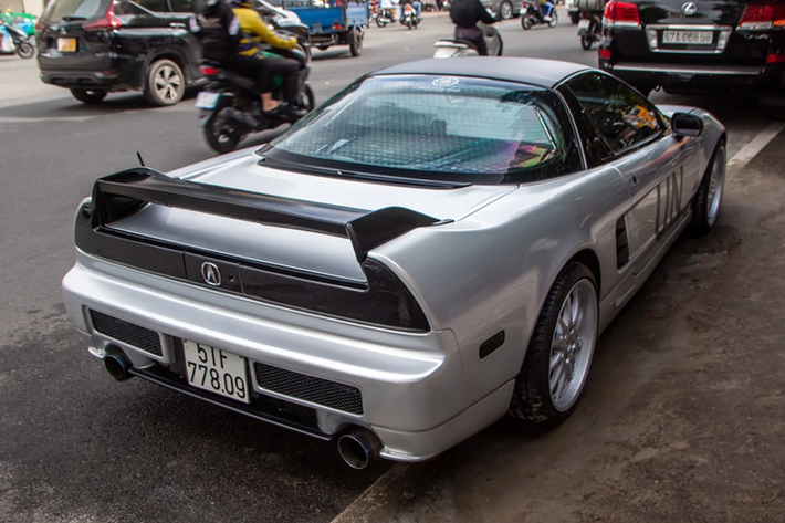 Cung cấp sức mạnh cho Acura NSX đời 1991 là động cơ V6 DOHC, dung tích 3.2L hút khí tự nhiên, kết hợp với công nghệ van biến thiên VTEC do Honda phát triển vào những năm 1980, sản sinh công suất lên đến 290 mã lực và 304 Nm mô-men xoắn. Tốc độ tối đa đạt 280 km/h.