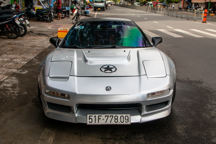 Honda/Acura NSX của Đặng Lê Nguyên Vũ thuộc thế hệ đầu tiên, xe được sản xuất trong giai đoạn 1990-2005. NSX là dự án cực kỳ nguy hiểm đối với Honda, một công ty vào cuối những năm 1980 chưa có vị thế lớn như ngày nay.