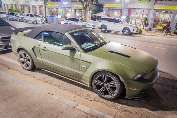 Vào năm 2014, phiên bản California Special được mang về Việt Nam thuộc thế hệ Mustang thứ 5. Chiếc xe nguyên bản có màu xanh dương và từng trải qua nhiều nâng cấp sau 2 lần bị tai nạn tại Hà Nội.