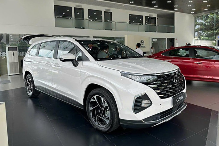 Cảm biến áp suất lốp, hỗ trợ giữ làn đường LFA, phòng tránh va chạm trước FCA, hệ thống điều khiển hành trình thông minh Smart Cruise Control và cảnh báo người lái mất tập trung DAW.