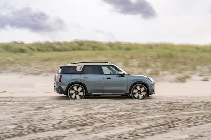 Mẫu xe điện MINI Countryman SE ALL4 2024 có thể sạc từ 10-80% trong vòng chưa đầy 30 phút với bộ sạc nhanh DC 130 kW. Với bộ sạc Cấp 2 9,6 kW, pin có thể được sạc đầy lại sau hơn 8 giờ.