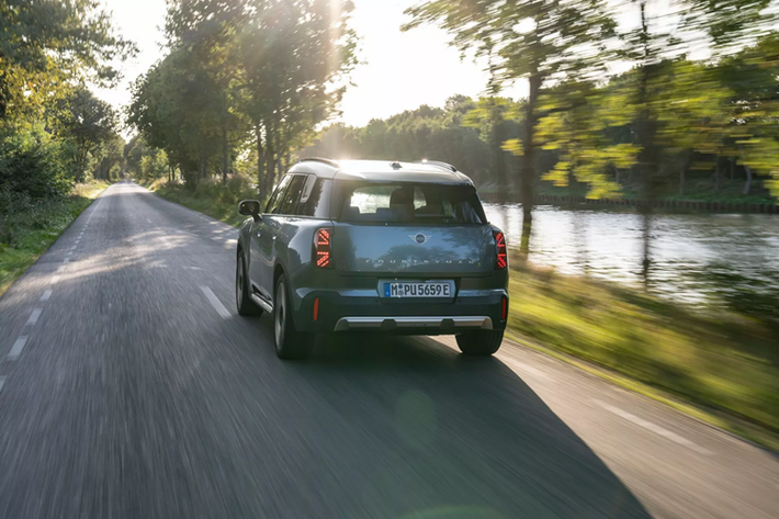 Countryman EV 2024 sẽ có mặt tại các đại lý ở Mỹ vào tháng 9 tới đây và thương hiệu hiện đang chấp nhận đặt cọc với khoản tiền đặt cọc có thể hoàn lại là 250 USD.