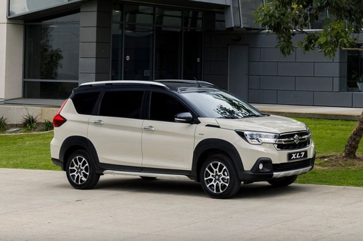 Theo thông tin từ đại lý, Suzuki XL7 Hybrid 2025 mới sẽ ra mắt Việt Nam vào khoảng tháng 7 hoặc tháng 8 năm nay. Nhân viên tư vấn xe cho biết khách hàng ưa thích mẫu MPV này có thể đặt cọc từ hôm nay để có suất nhận xe sớm.