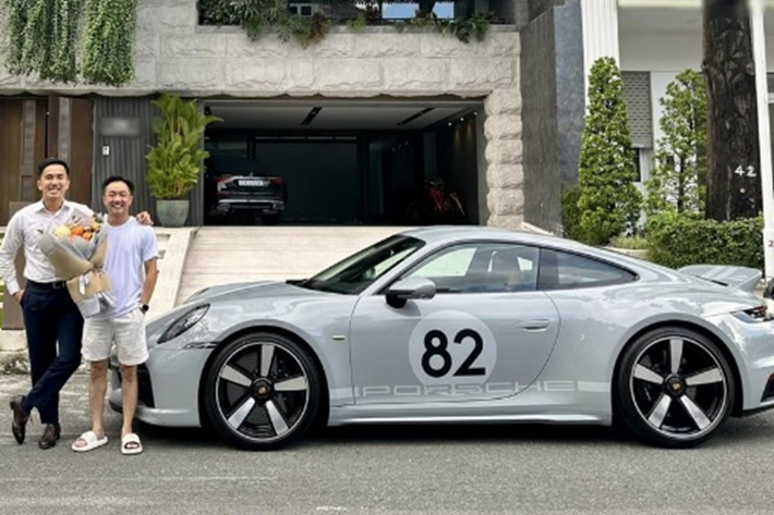 Siêu xe Porsche 911 Sport Classic và Porsche Cayenne là hai mẫu xe được doanh nhân Cường Đô La lựa chọn cho hành trình dài sắp tới. Porsche 911 Sport Classic là siêu phẩm giới hạn, khi trên thế giới chỉ có 1.250 chiếc được sản xuất. Vị “đại gia phố núi” đã đặt hàng chiếc Porsche này vào tháng 7/2022.