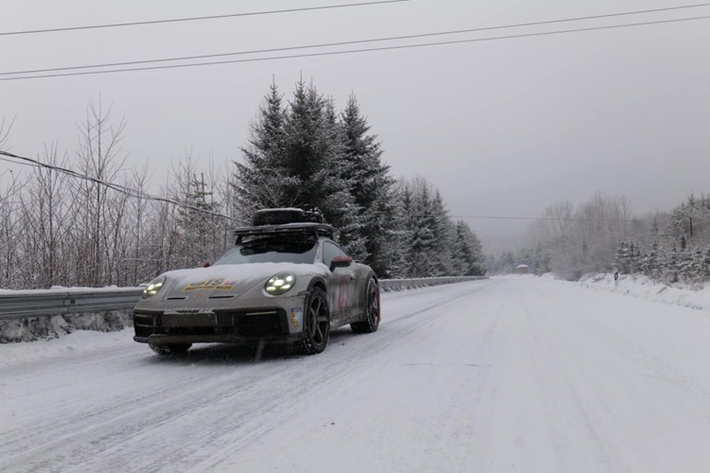 Tuy nhiên, sau đó, chiếc Porsche 911 GT của đại gia phố núi này đã được sang tay sau khi chiếc 911 Sport Classic về đến Việt Nam. Ngoài chiếc 911 Sport Classic của “đại gia phố núi”, hành trình này còn có sự xuất hiện của siêu xe giới hạn Porsche 911 Dakar. Chiếc xe này thuộc sở hữu của một đại gia quê Hải Phòng.
