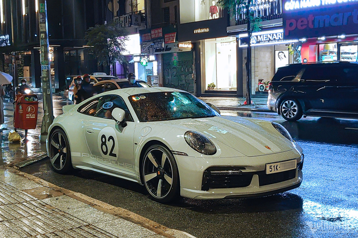 Cung cấp sức mạnh cho chiếc Porsche 911 Sport Classic 2023 của đại gia Cường "đô la" là khối động cơ 6 xy-lanh, dung tích 3.8 lít, tăng áp kép sản sinh công suất tối đa 542 mã lực và mô-men xoắn cực đại 600 Nm.