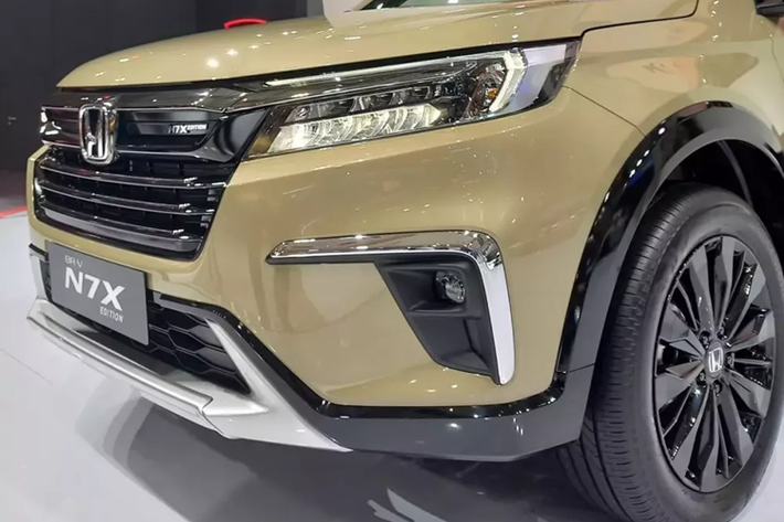 Là một trong những màu sơn yêu thích của hãng Honda, vàng Sand Khaki Pearl đã từng lần đầu tiên được dùng cho HR-V thế hệ mới, ra mắt vào năm 2022. Kể từ khi ra mắt, vàng Sand Khaki Pearl đã trở thành một trong những màu sơn được khách hàng yêu thích nhất.
