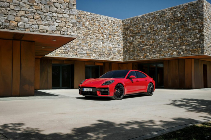 Cùng với gói Matte Carbon Fiber có tính phí thêm, xe đã có sẵn để đặt hàng trước khi đến các đại lý ở Mỹ vào cuối quý 1 năm 2025. Giá xe Porsche Panamera 2025 khởi điểm được ấn định ở mức từ 154.200 USD chưa bao gồm các khoản phụ phí khác.