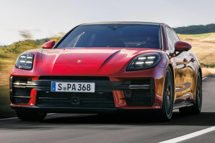 Porsche Panamera GTS 2025 mới được trang bị động cơ V8 thuần túy và không được trang bị hỗ trợ Hybrid. Quan trọng hơn, mẫu sedan thể thao còn có thiết lập khung gầm dành riêng cho từng phiên bản và những nét thể thao từ trong ra ngoài. Động cơ V8 4.0 lít tăng áp kép với công suất 493 mã lực.