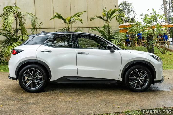 Được nhập khẩu nguyên chiếc từ Nhật Bản, Lexus LBX là phiên bản hạng sang của Toyota Yaris Cross. Được phát triển dựa trên cơ sở gầm bệ Toyota New Global Architecture (GA-B), mẫu SUV hạng sang này có kích thước dài x rộng x cao khá nhỏ, lần lượt 4.190 x 1.825 x 1.560 mm và chiều dài cơ sở 2.580 mm.