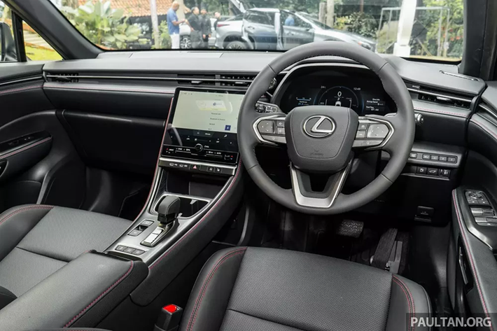 Bên trong Lexus LBX là không gian nội thất tối giản, khác biệt so với phong cách truyền thống với màn hình cảm ứng trung tâm 9,8 inch sử dụng giao diện Tazuna thân thiện với người dùng hơn. Màn hình này hỗ trợ kết nối Apple CarPlay không dây và Android Auto có dây. Điều hòa của xe tích hợp hệ thống lọc không khí Panasonic nanoe X và vẫn chỉnh bằng nút vật lý.